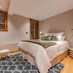 Luxurious With Sauna & Jacuzzi In With Parking Chalet Megeve