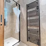 Luxurious With Sauna & Jacuzzi In With Parking *