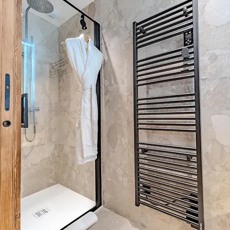 Luxurious With Sauna & Jacuzzi In With Parking *