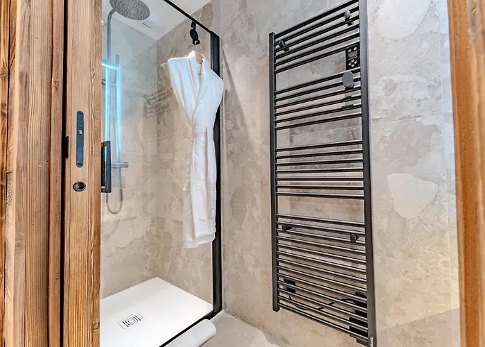 Luxurious With Sauna & Jacuzzi In With Parking *